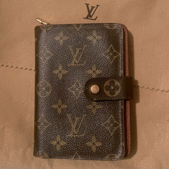 Preloved LV wallet - Picture 1 of 4